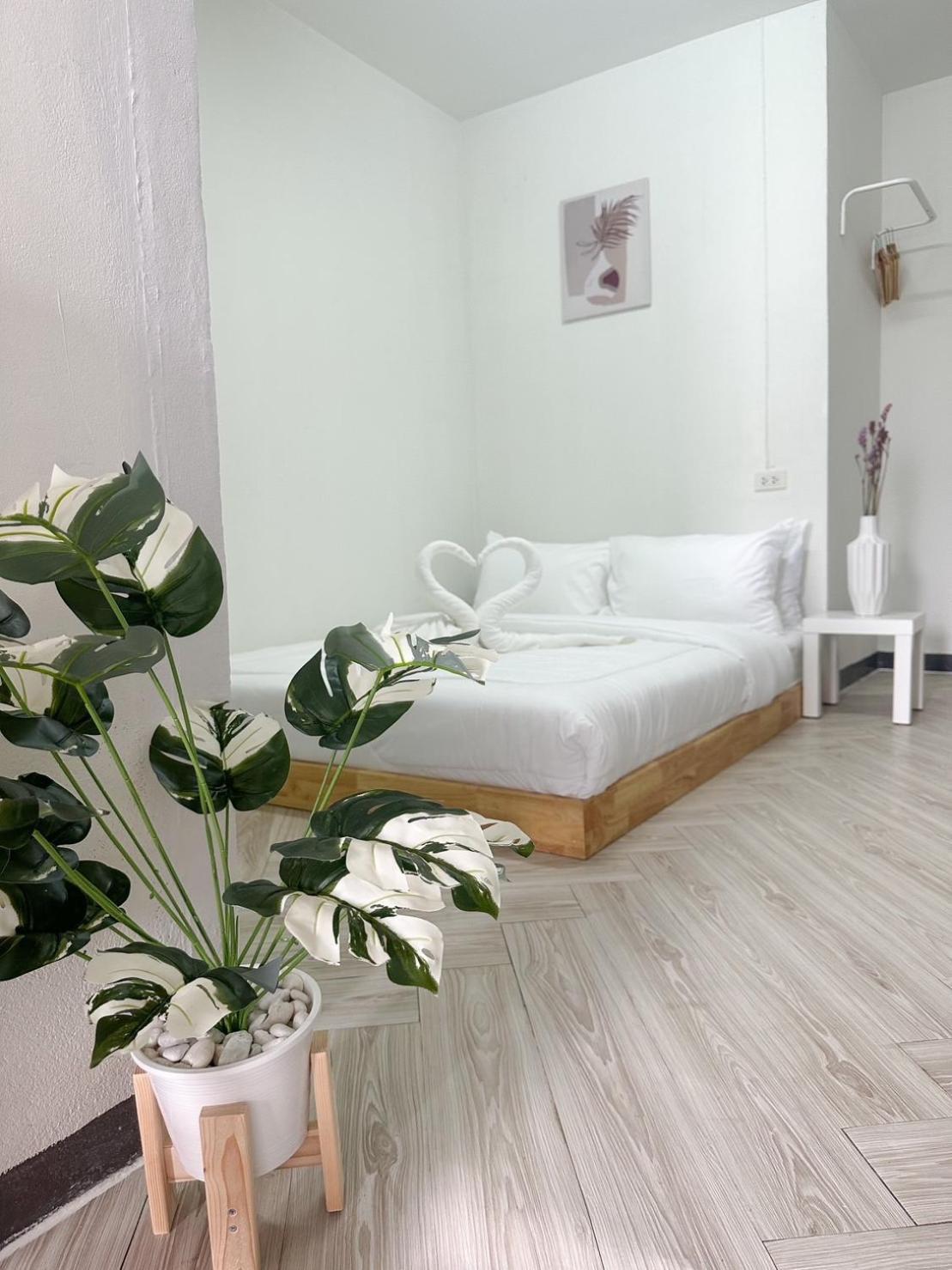 Montana Hotel & Hostel Phuket Karon 外观 照片